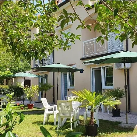 بيت ضيافة Garden Chiara بوريتش